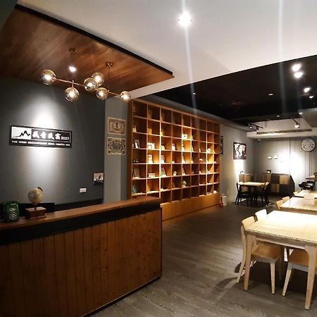 藏青民宿the Wind Guesthouse-Youth Inn Tainan Exteriör bild
