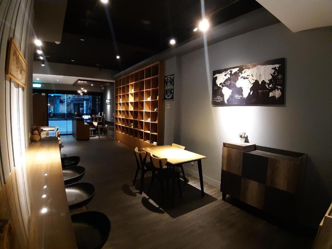 藏青民宿the Wind Guesthouse-Youth Inn Tainan Exteriör bild