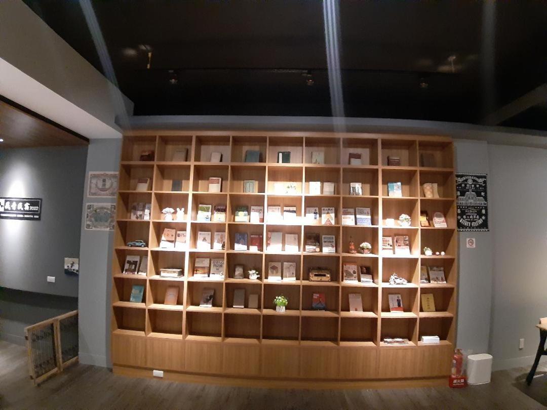 藏青民宿the Wind Guesthouse-Youth Inn Tainan Exteriör bild